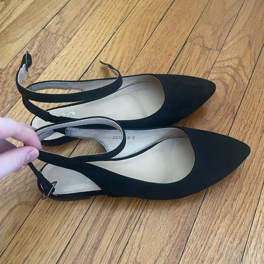 Adorable black pointed shoes